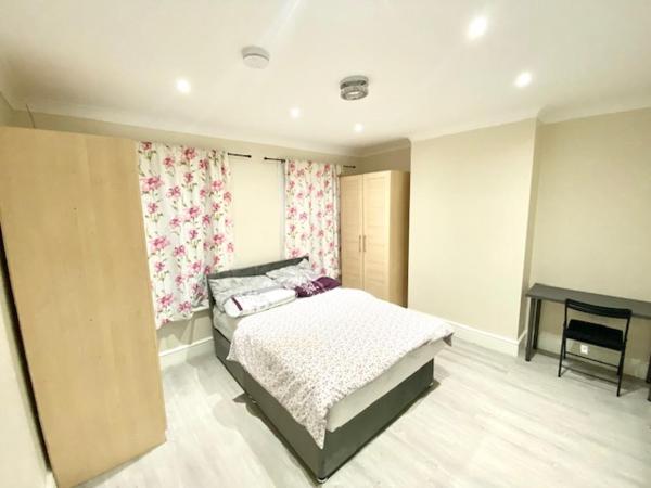 Modern Home Near Hospital & Station, Book  Gillingham Kent