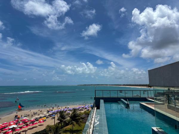 Pé na areia com piscina privativa - Flat premium em Porto de Galinhas, Book  Pernambuco hoteller med pool, Swimmingpool