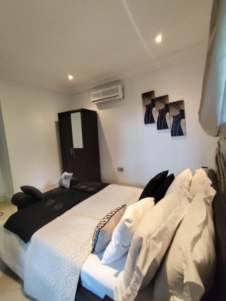 Etikette Homes, Book  Hoteller i Greater Accra med parkering, Parkering