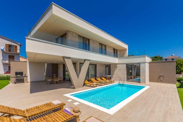 Villa Aerin, Book   
