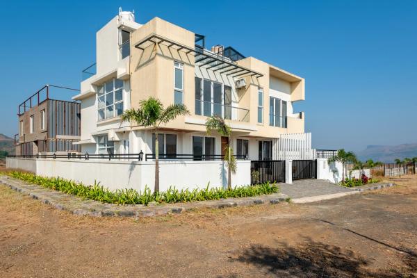 ELIVAAS White House 4-BHK Villa with Panoramic Hill Views, Glass Room, Outdoor Pool & Dam nearby, Book  Igatpuri 