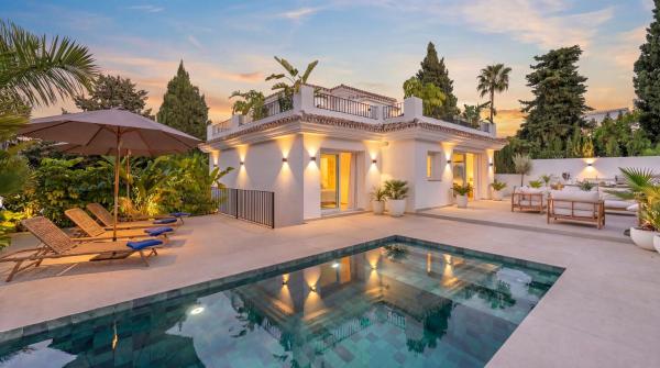 VACATION MARBELLA I Villa Ava, Private Heated Pool, Rooftop Hot Tub, Sauna, Luxury Interior, Close to Golfs, Beaches and Puerto Banus, Book  Hoteller i Costa del Sol med pool, Swimmingpool