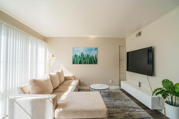 Spacious 2 Bedroom, 2 Bath, Pool, Free Parking, Gym, Book  Arizona hoteller med parkering, Parkering