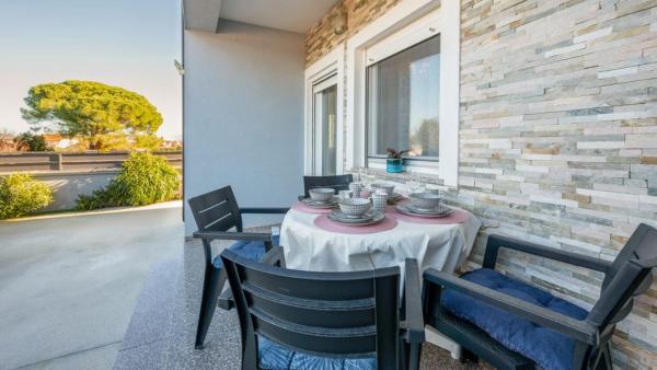 Apartman Sabina 1 by Villas Guide, Book  Valbandon Istrien