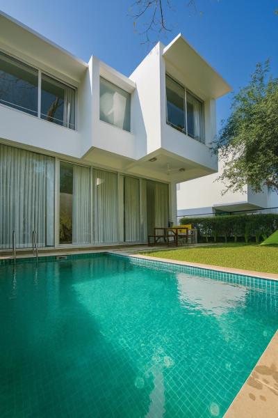 Plunge Villa - Dive Into Relaxation, Book  Hoteller i New Delhi med pool, Swimmingpool