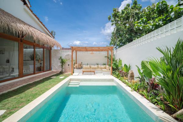 Villa Malù, Lovely 2 bedrooms Villa in a central location with private pool, Book  Hoteller i Bali med pool, Swimmingpool