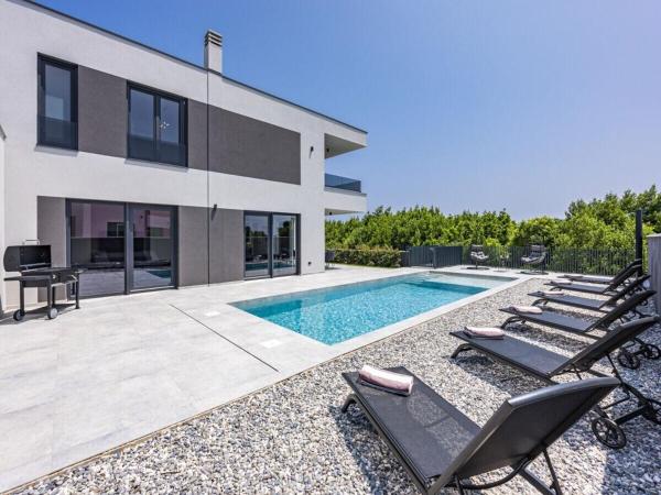 Villa in Medulin with swimming pool, Book  Hoteller i Pula Riviera med pool, Swimmingpool