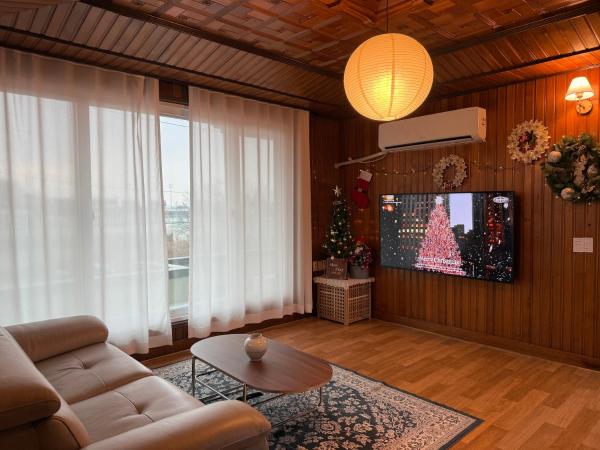 Slow Stay, Camp Humphreys, Book  Hoteller i Gyeonggi-do med parkering, Parkering