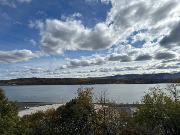 Hudson Valley Top Getaway with a River View, Book  Newburgh Hudson Valley