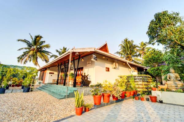 Breeze and Grains Resort 3-BHK Villa with Verandah & Outdoor Patio, Book  Hoteller i Champakulam med parkering, Parkering