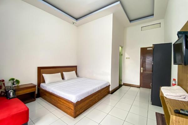 Hotel Tirta Jadi at Karangkobar Banjarnegara Mitra RedDoorz, Book  Karangkobar Central Java