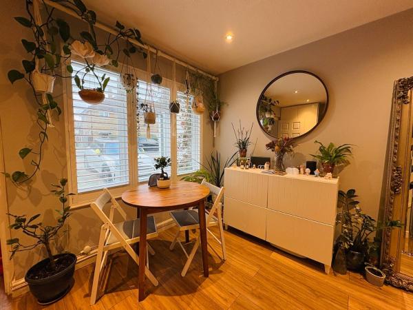 Stylish 2-Bed house, workspace & Easy London Access, Book  Elmers End London og omegn
