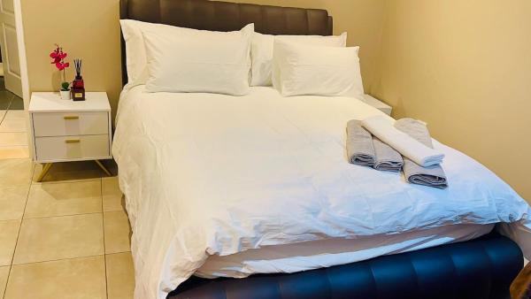 Edenpark 2 Bedroom Villa, Book  Gauteng hoteller med parkering, Parkering