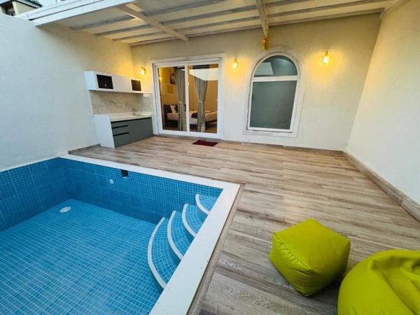 Lifeline Villas - Luxurious Couple Suite With Private Plunge Pool, Book  Hoteller i New Delhi med pool, Swimmingpool