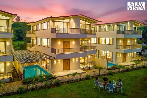 StayVista at Mount Lyf Resort with Mountain Views, AC, WiFi, Book  Hoteller i New Delhi med pool, Swimmingpool
