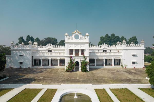 amã Stays & Trails- Anand Bhawan Palace, Tirwa, Kannauj, Book  Hoteller i New Delhi med pool, Swimmingpool