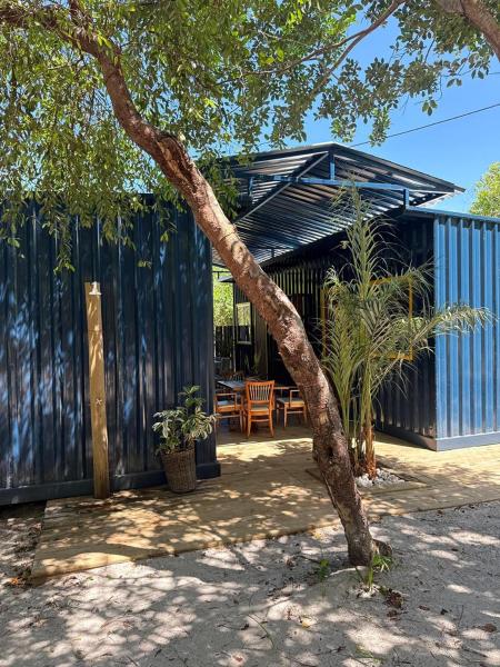 Container Azul na beira do rio e a poucos metros do mar em mogiquiçaba bahia, Book  Bahia hoteller med parkering, Parkering
