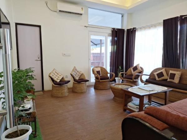 Meadowlark, Book  Pakariāmukh 