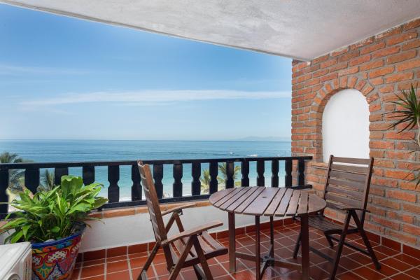 2BR Oceanside Resort Condo Pool & Private Beach, Book  Jalisco hoteller med pool, Swimmingpool