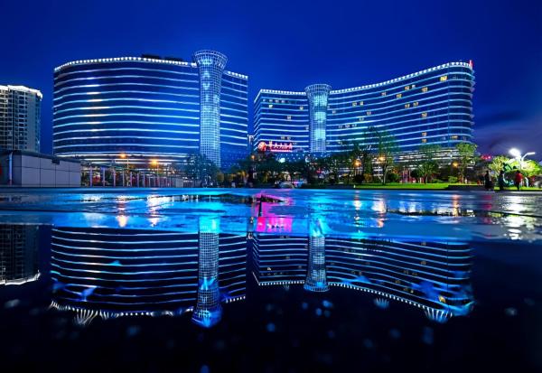 King Maker Grand Hotel-At the Gate of Tianmen Peak Cableway, Book  Hunan hoteller med parkering, Parkering