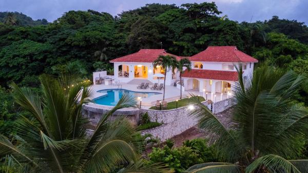 Villa Playa Colorada Eco-Luxury Beachfront Retreat, Book  La Colmena hoteller med pool, Swimmingpool