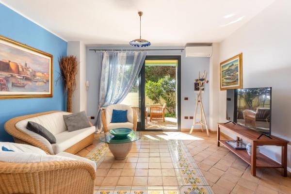 Villa Ray - Front row beachfront with garden, Book  Torre Grande Sinis Peninsula