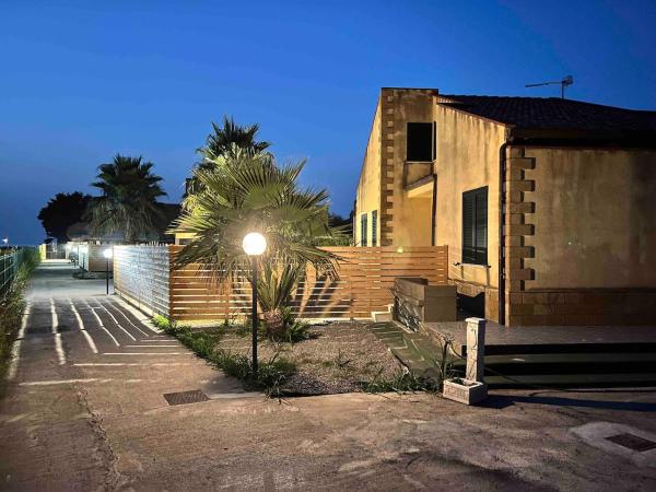 Villa Stromboli - Le Ville del Mediterraneo, Book  Sicilien hoteller med parkering, Parkering