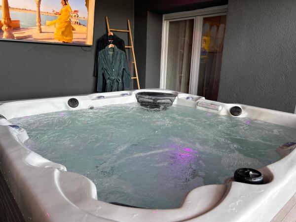 la suite prestige avec SPA SAUNA NETFLIX JARDIN, Book  Champigneulles Lothringen