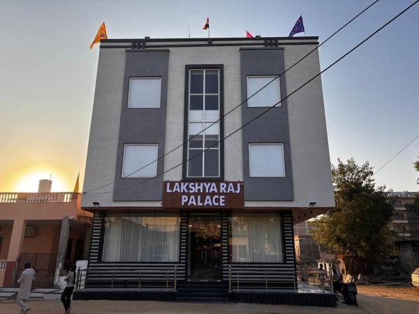 Hotel Lakshya Raj Palace - Khatushyamji, Book  Rajasthan hoteller med parkering, Parkering