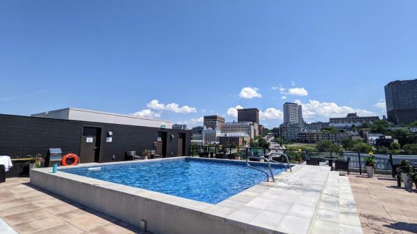 Suites Caiman, Book  Quebec hoteller med pool, Swimmingpool