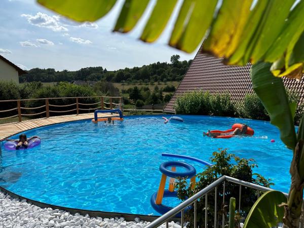 Ferienhof Henn, Book  Unterfranken hoteller med pool, Swimmingpool