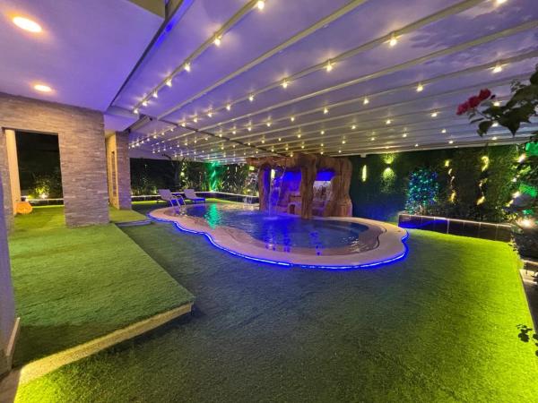 7 BR Smart House with Heated Pool, Waterfall, Garden, Book  Cairo Governorate hoteller med parkering, Parkering