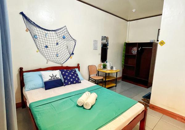 Comfortable Studio Near the Beach and Town Center with Free Parking by Bantayan Paw and Palm Stays, Book  Pooc hoteller med parkering, Parkering