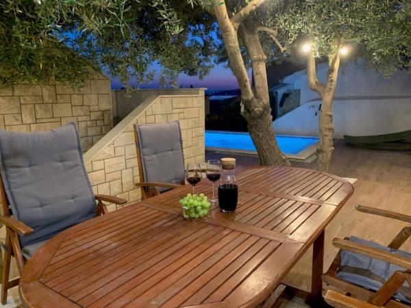 Carpe Diem - XL Apartments with Pool and Seaview, Book Lejlighed Split Region hoteller med parkering, Parkering
