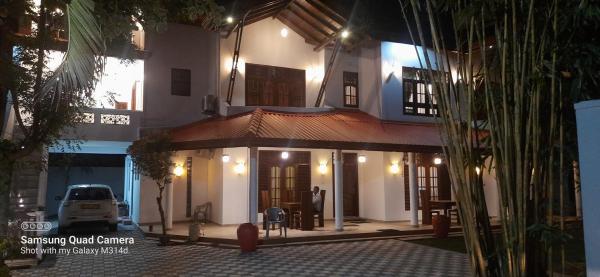 Royal Villa Polhena, Book  Hoteller i Matara med parkering, Parkering