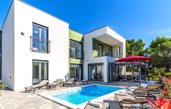 Villa Flavia by Villas Guide, Book  Hoteller i Pula Riviera med pool, Swimmingpool
