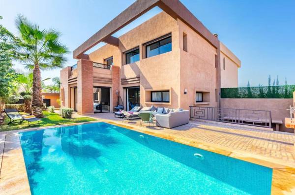 Luxury 4-ROM Villa with private Heated pool in Akenza ,free Airport transport service, Book  El Rhechat hoteller med pool, Swimmingpool