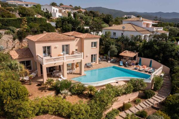 Villa de standing 12 couchages - vue sur mer - piscine à débordement chauffée, Book  Albitreccia Korsika
