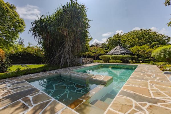 Auregi Villas - Poolside Getaway Near Diani Beach, Book  Coast Region hoteller med parkering, Parkering