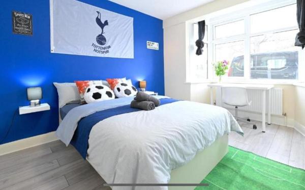 Fina's House - Moments from Tottenham Hotspur Stadium, Book Hotel Hoteller i London og omegn med parkering, Parkering