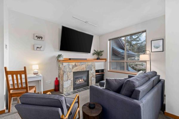 2BR in Symphony, Hot Tub, Gas Fireplace, Epic Village Location, Ski Shuttle, Book  Whistler Britisk Columbia