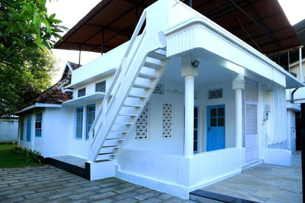 R & B Green Stay, Book  Kochi New Delhi