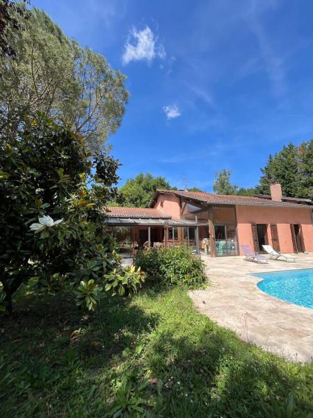 La Villa Moum - Maison de famille, Book  Hoteller i Rhône-Alps med pool, Swimmingpool