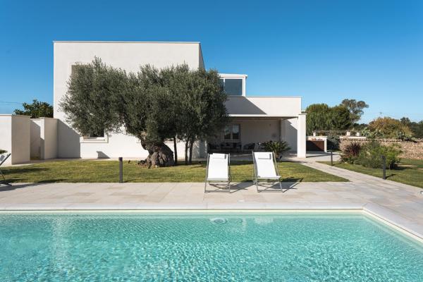 HelloAPULIA Villa Annita - Enchanting Sea-View Villa - superb location 2 minutes from beach and restaurants, Book  Monopoli Bari Province
