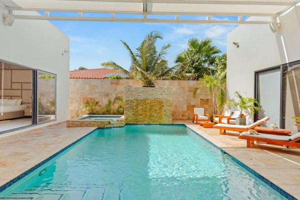 Private 5BR Villa with Pool, Minutes to Palm Beach, Book  Hoteller i Palm-Eagle Beach med parkering, Parkering