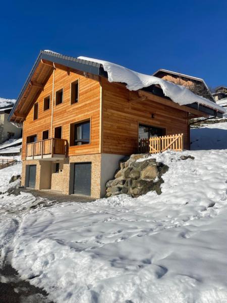 Chalet cosy avec vue montagne proche La Clusaz & Le Grand-Bornand, Book Chalet Hoteller i Rhône-Alps med parkering, Parkering