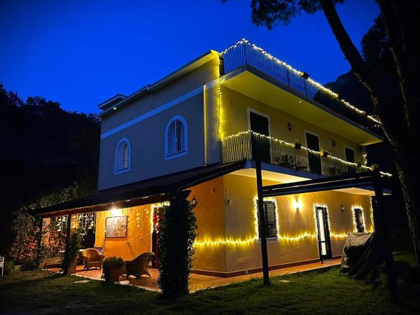 Villa Ninì Accommodation & Events by ElodeaGroup, Book  Hoteller i Salerno med parkering, Parkering
