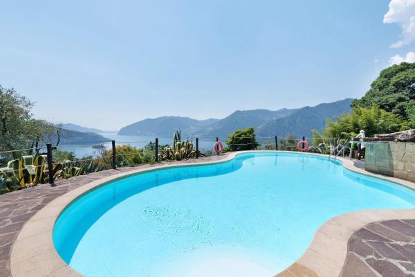 Agriturismo El Giardì, Book  Hoteller i Marone med pool, Swimmingpool
