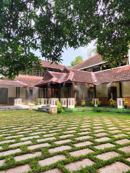 Kovilakam the heritage resort Ethannur,Palakkad, Book  Hoteller i New Delhi med pool, Swimmingpool