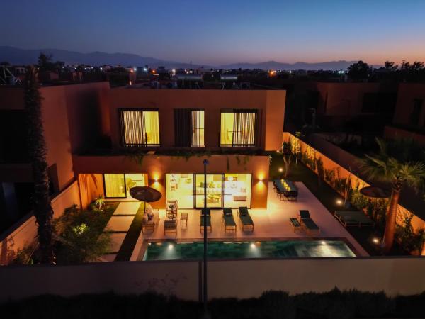Villa Marleanis 5 suites 300m2 piscine chauffée privative 11m de long résidence avec gardien, Book  Marrakech-Tensift-Haouz hoteller med pool, Swimmingpool